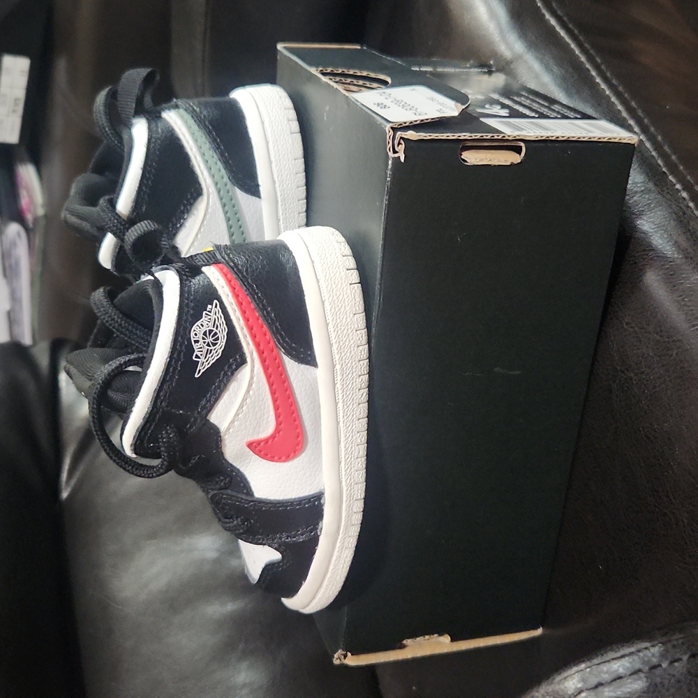 Jordan 1 Mid - Picture 2 of 3